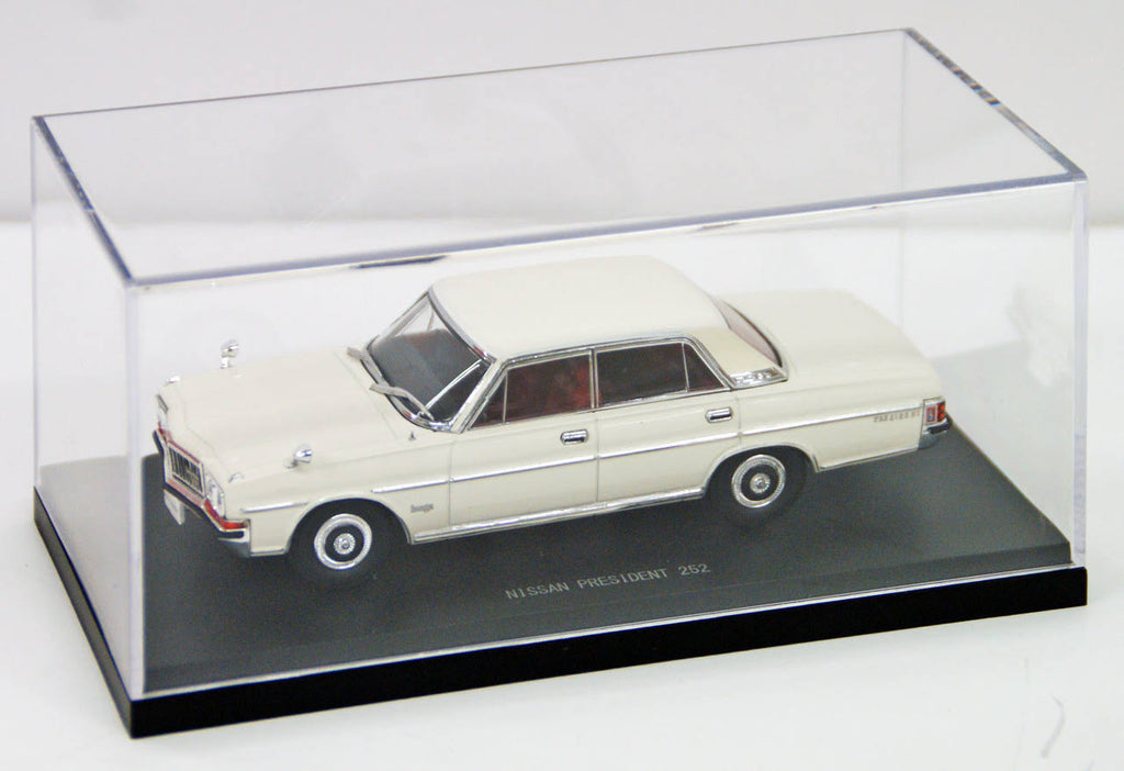 White 1/43 Scale Model Car L8390