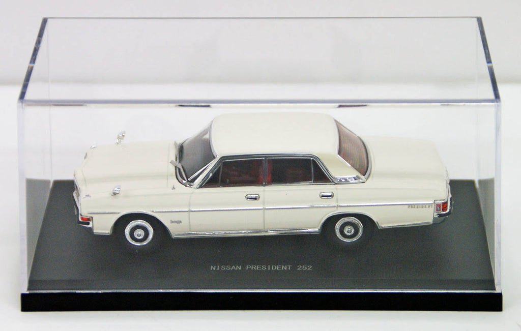 White 1/43 Scale Model Car L8390