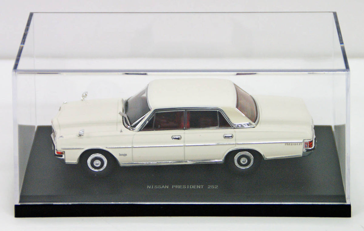 White 1/43 Scale Model Car L8390
